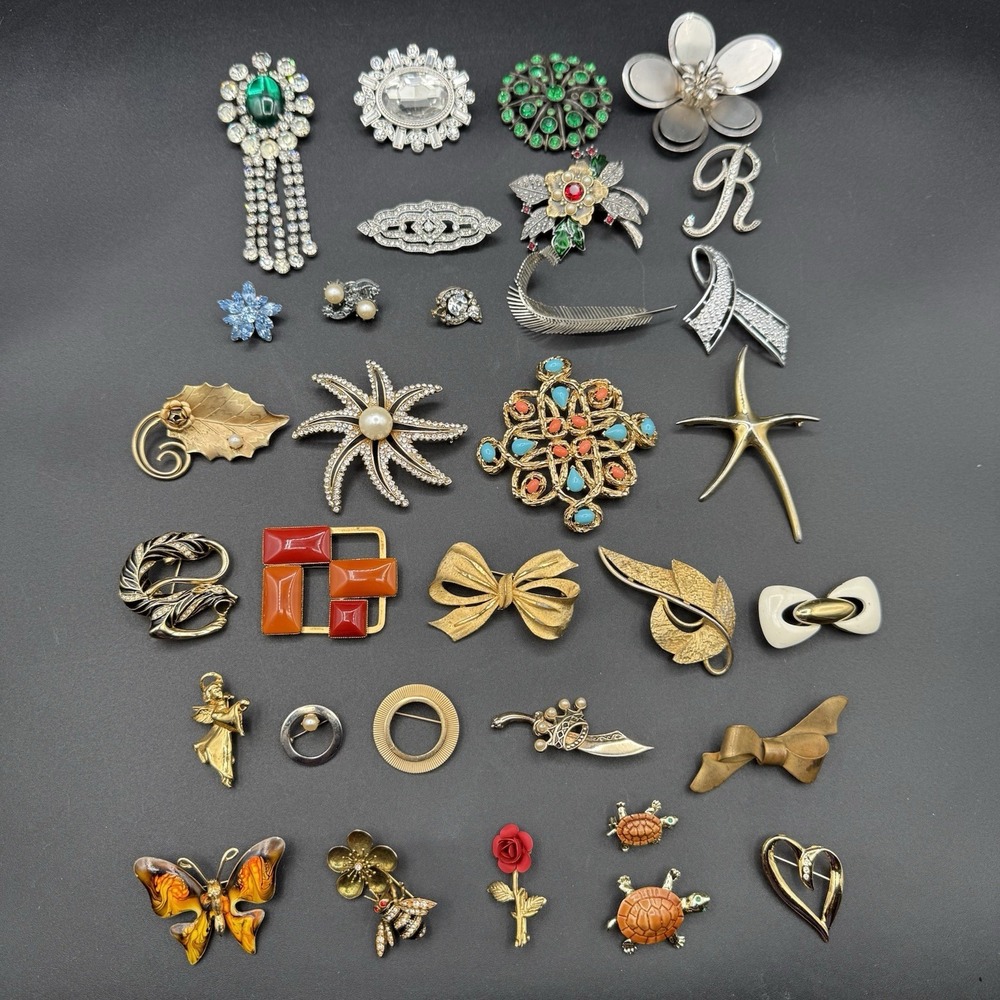 32 Large Lot Vintage Gold & Silver Tone Rhinestone Brooch Pins Few Signed